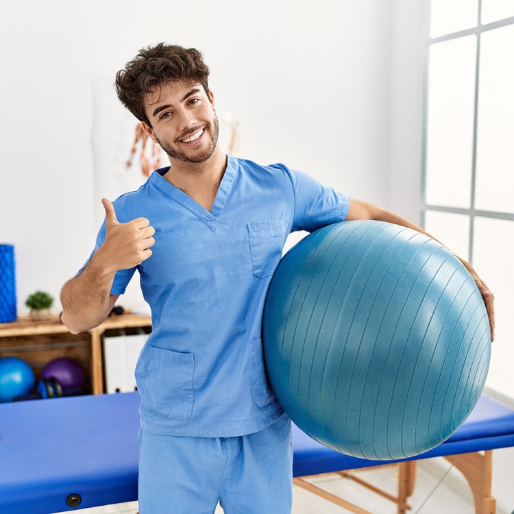 Mitarbeiter mit Gymnastikball