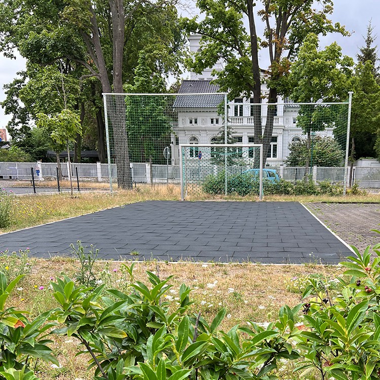 Garten und Freizeitfläche mit Fussballplatz | Copyright: Diakonieverein Burghof e. V.