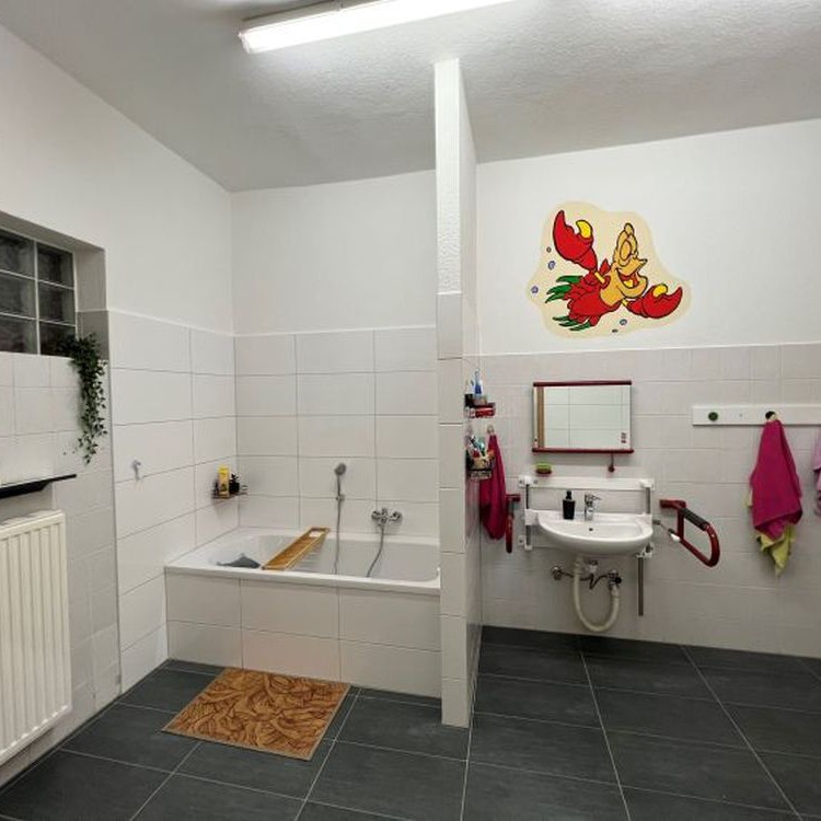 Badezimmer mit Badewanne und Waschplatz | Copyright: Diakonieverein Burghof e.V.