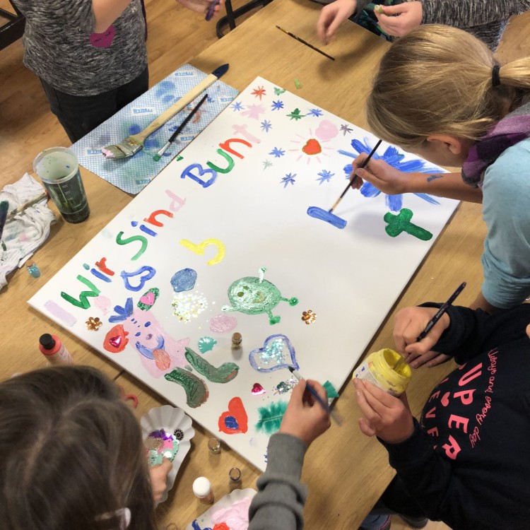Gruppe von Kindern bei gemeinsamer Malaktion | Copyright: Diakonieverein Burghof e. V.