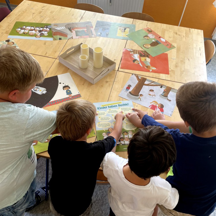 Innenbereich Tagesgruppe Schönebeck mit Kindern beim spielen | Copyright: Diakonieverein Burghof e. V.