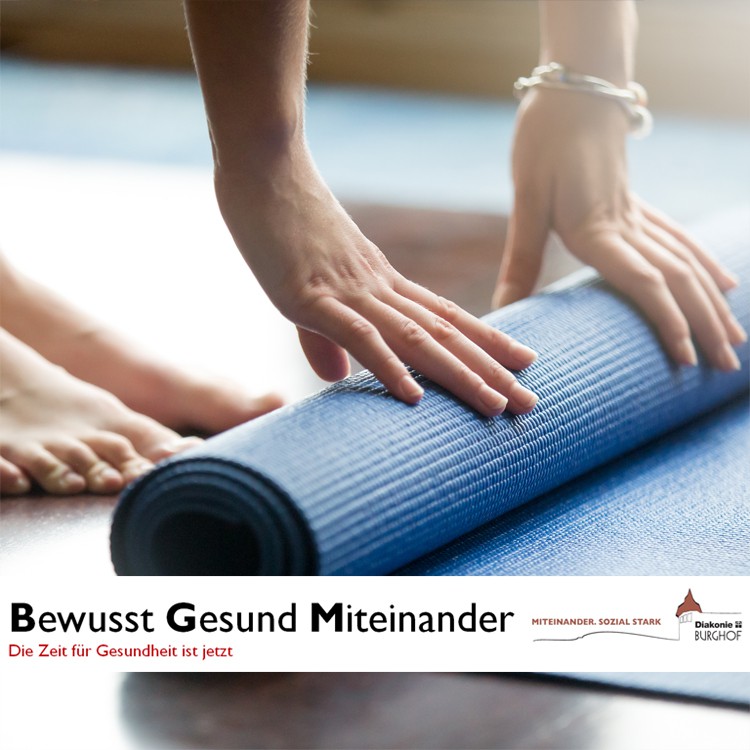 Das Bild zeigt eine Frau, die eine blaue Sportmatte ausrollt. | Copyright: iStock-612825258