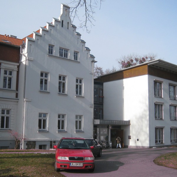 Aussenansicht Haus Katharina mit Zufahrt und Parkanlage