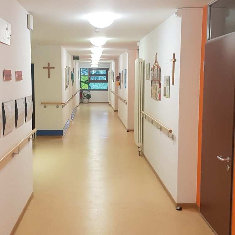 Innenansicht vom Flurbereich mit Informationstafeln und Dekorationen | Copyright: Diakonieverein Burghof e. V.