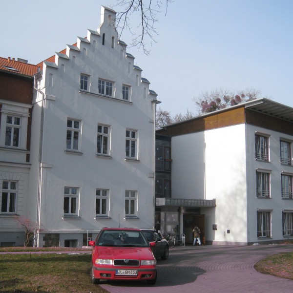 Aussenansicht Haus Katharina mit Zufahrt und Parkanlage