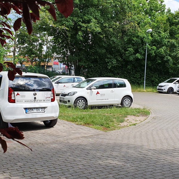 Parkplatz mit dem Fuhrpark der Sozialstation