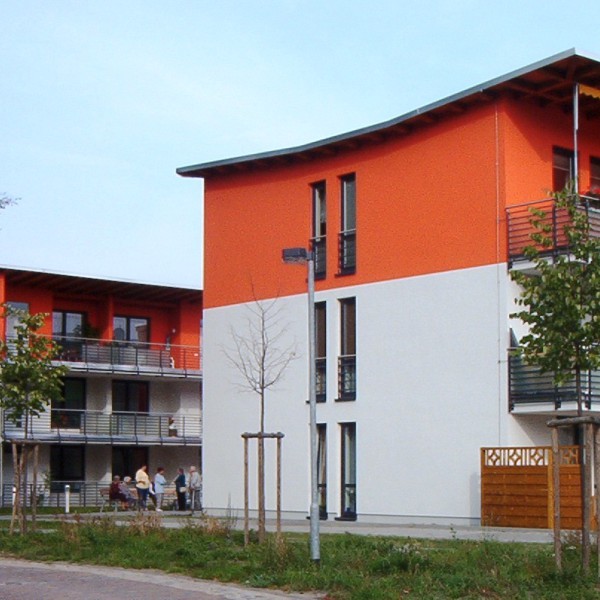 Aussenansicht Wohnpark Wahlitz mit Grünfläche