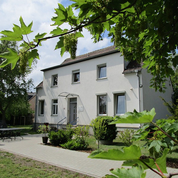 Aussenansicht Haus Schäferhof mit Eingangsbereich und Garten